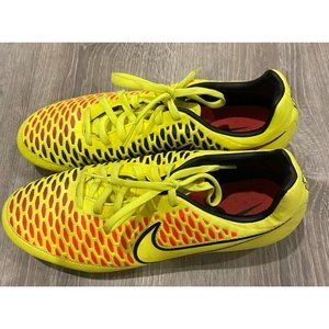 Nike  Soccer Cleats (size 8)